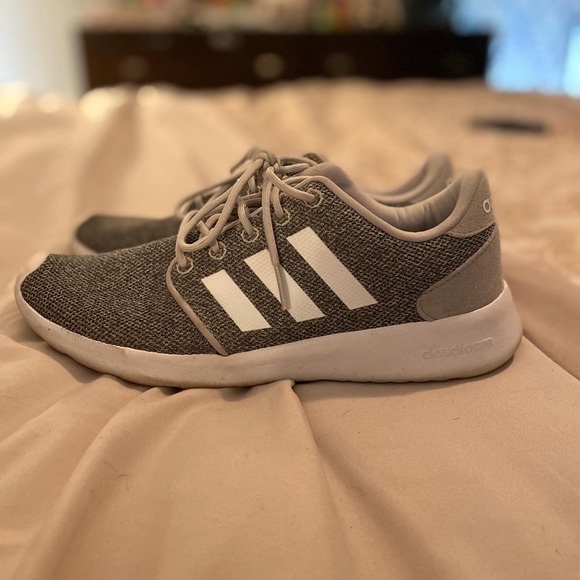 Adidas tennis shoes - Picture 2 of 3